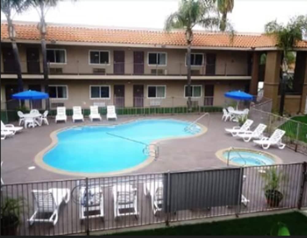 Travelodge By Wyndham Hemet Ca Instalações foto
